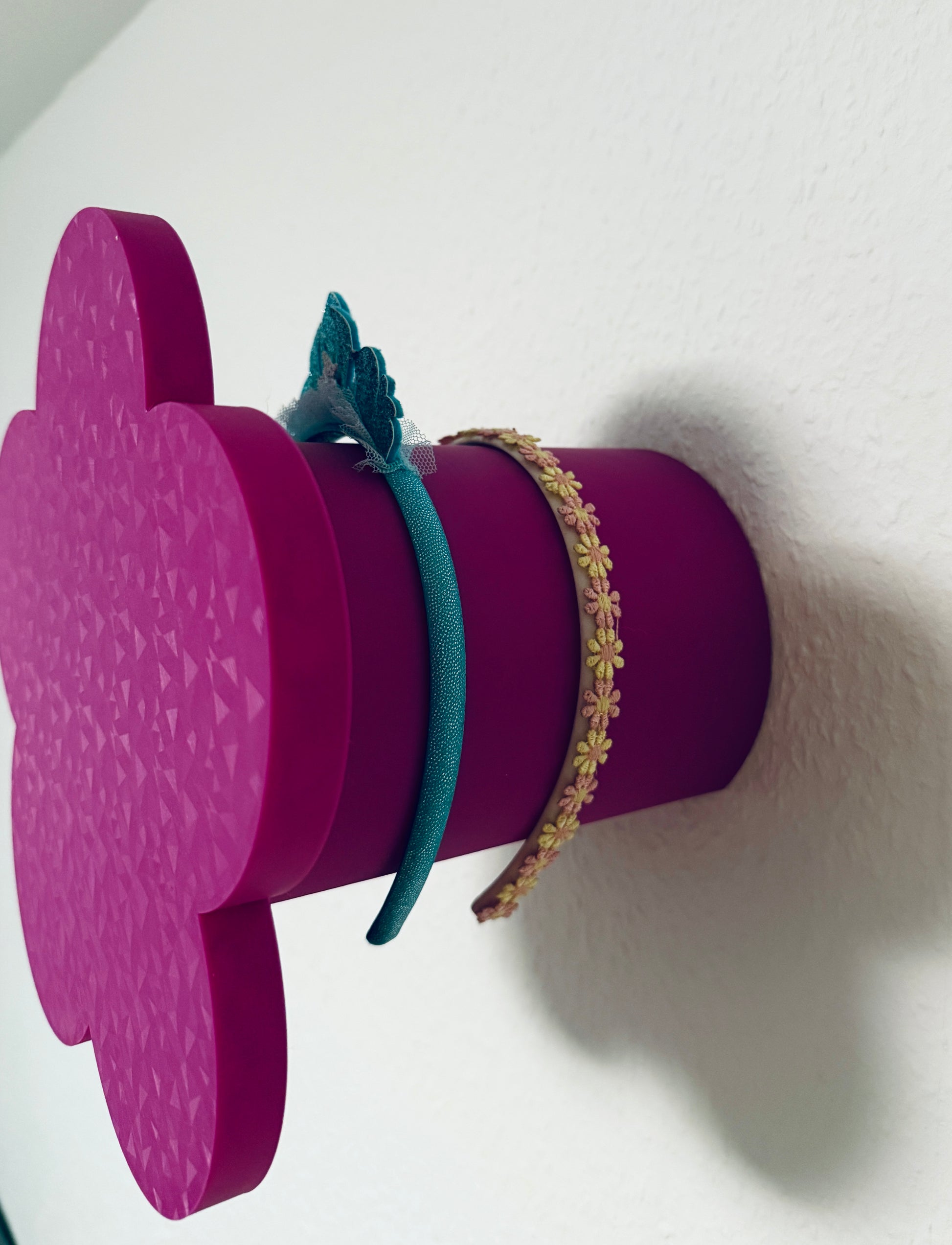 Detailaufnahme des 3D-gedruckten Haarreifenhalters mit Blumenfront in pink