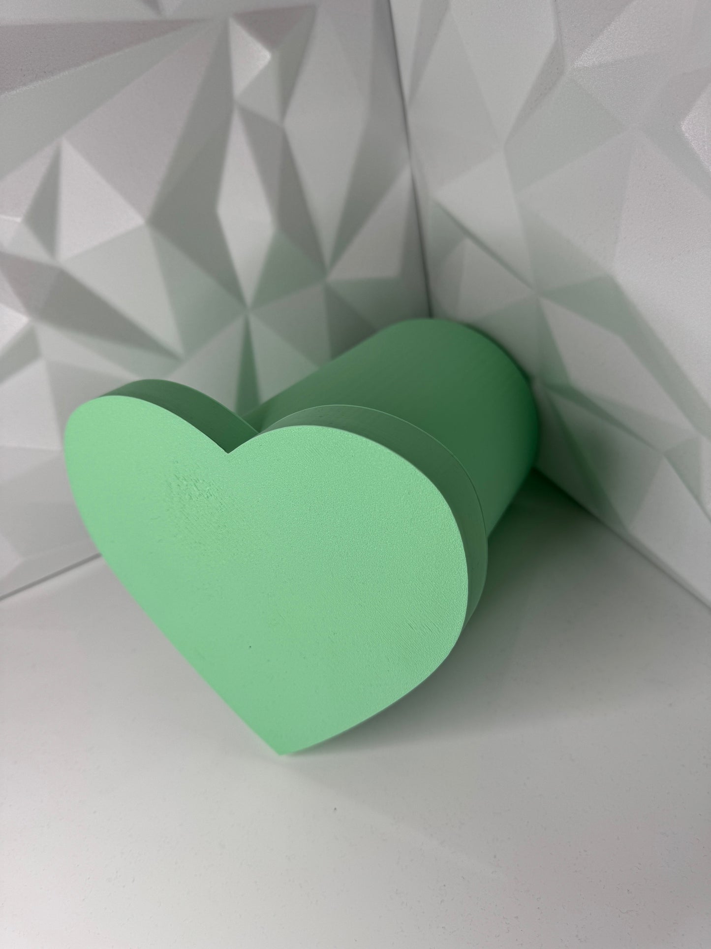 Detailansicht des Haarreifenhalters mit Herzdesign im 3D-Druck Hellgrün