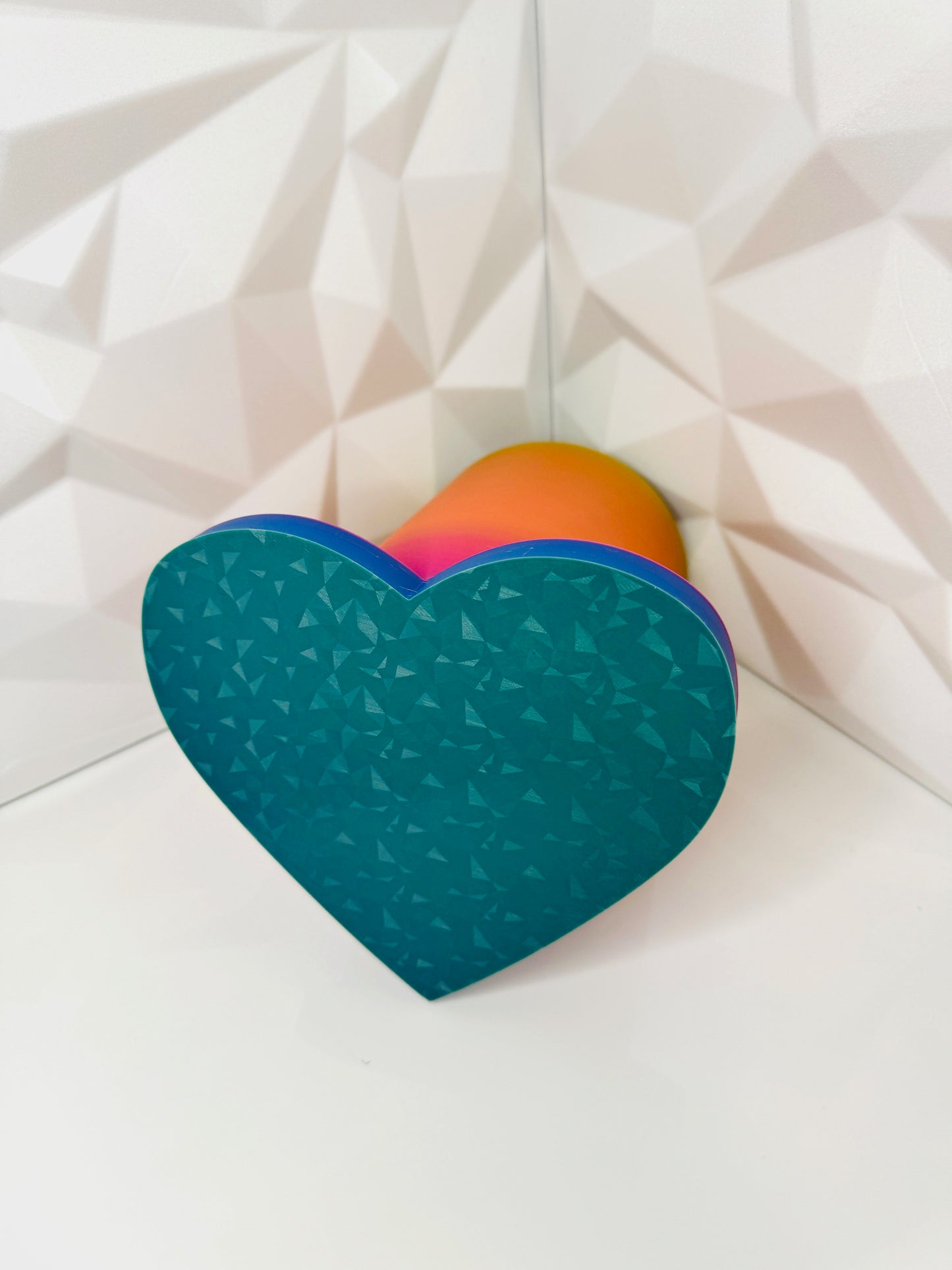 3D-gedruckter Haarreifenhalter mit Herzfront in Farbe Rainbow zur Wandmontage