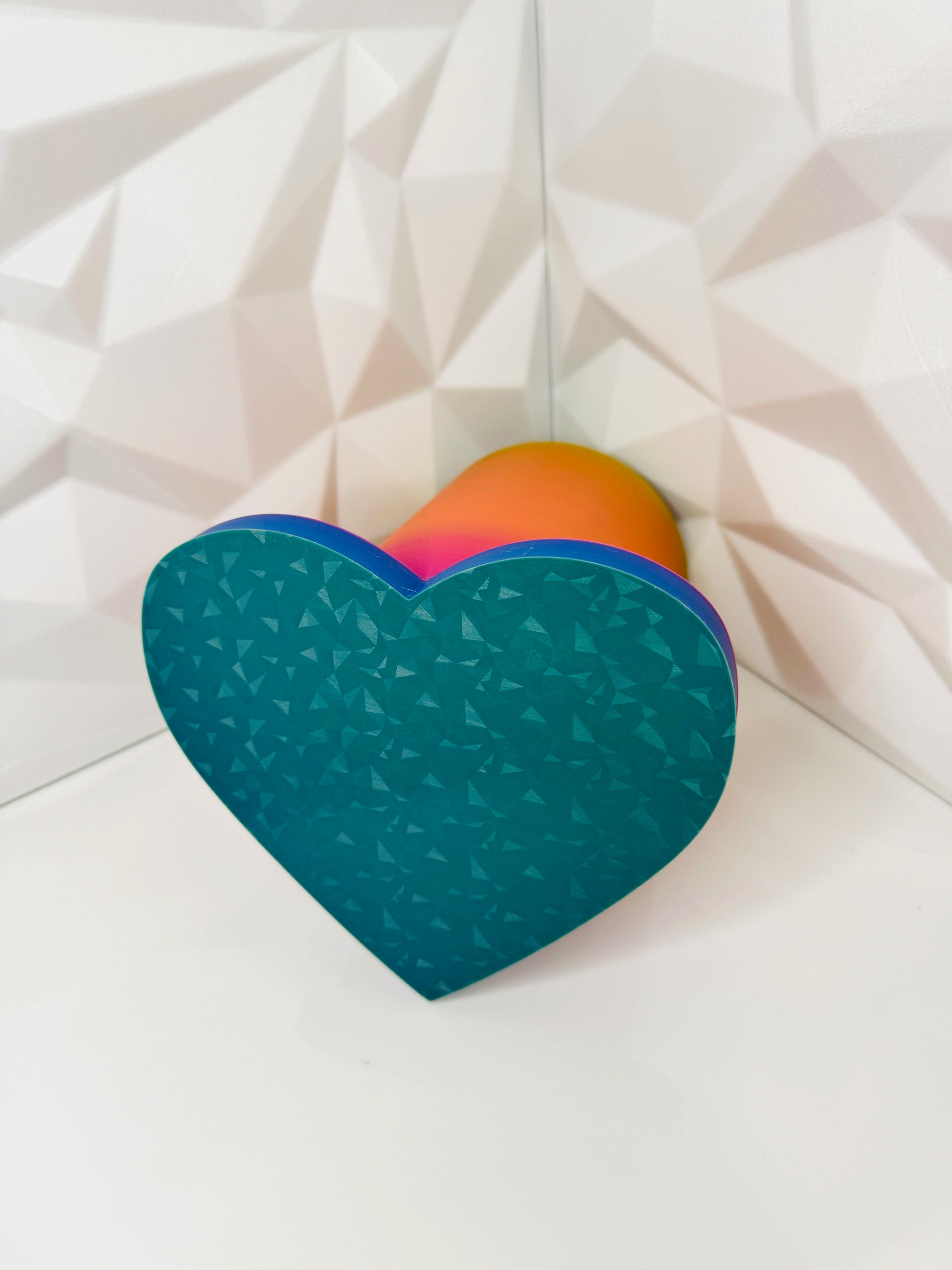 3D-gedruckter Haarreifenhalter mit Herzfront in Farbe Rainbow zur Wandmontage