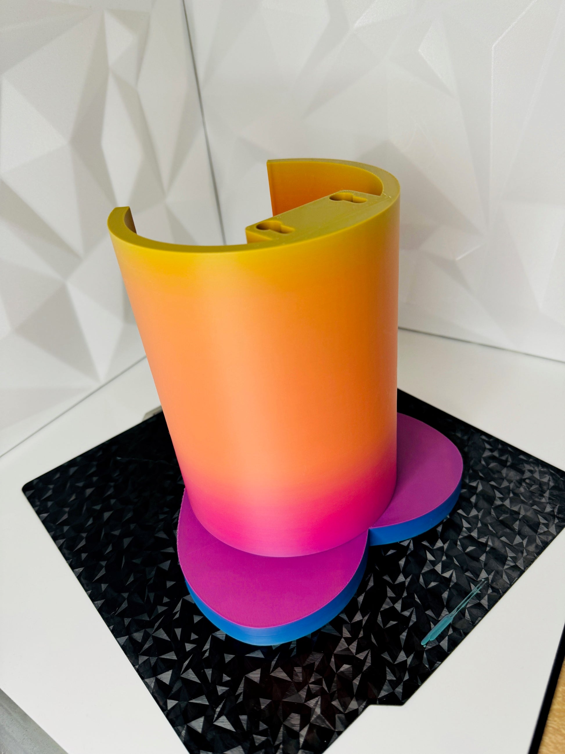 3D-gedruckter Haarreifenhalter mit Herzfront in Farbe Rainbow zur Wandmontage stehend