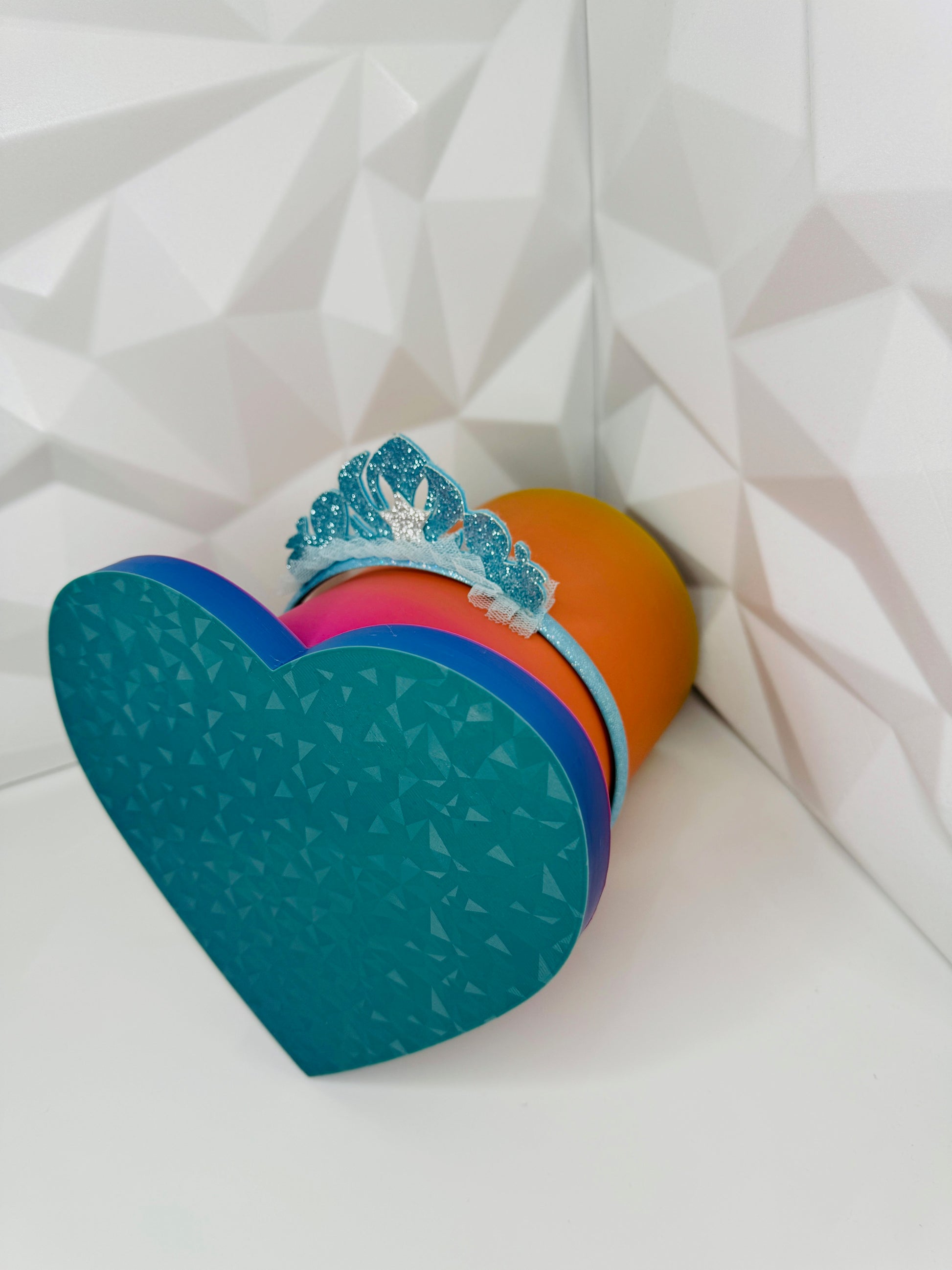 3D-gedruckter Haarreifenhalter mit Herzfront in Farbe Rainbow zur Wandmontage