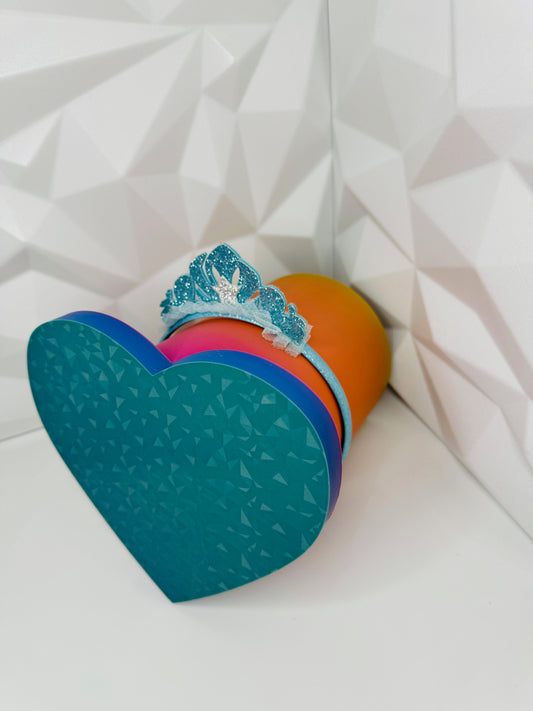 3D-gedruckter Haarreifenhalter mit Herzfront in Farbe Rainbow zur Wandmontage