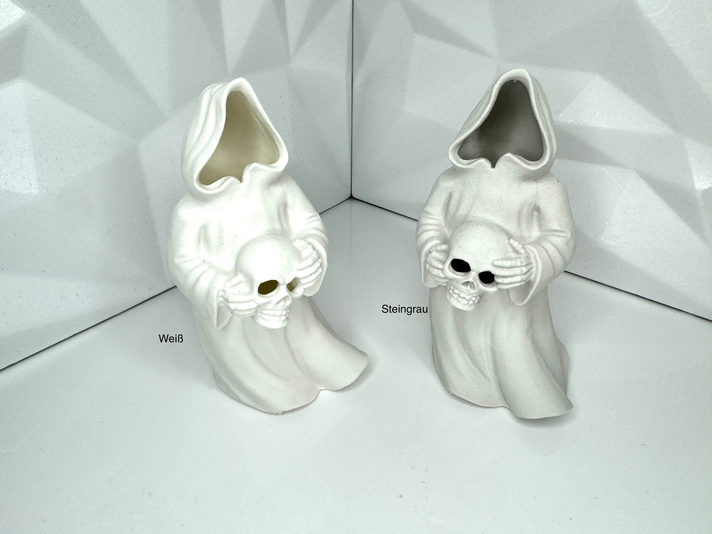 3D-gedruckte Halloween-Geister mit Schädel als Dekofigur, frontal aufgenommen, Groeße S weiß Steingrau