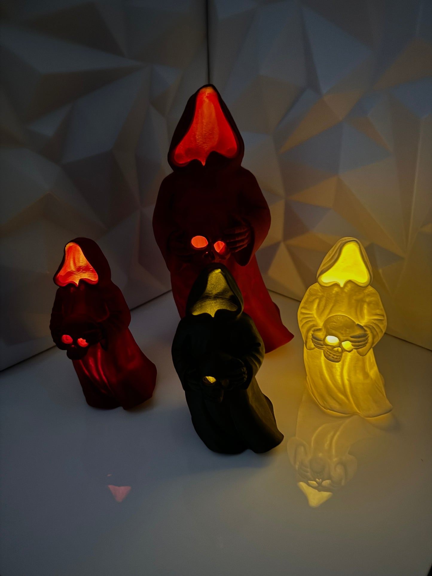 3D-gedruckte Halloween-Geister mit Schädel als Dekofigur, frontal aufgenommen, beleuchtet, beide Groeßen rot weiß und schwarz glitzer