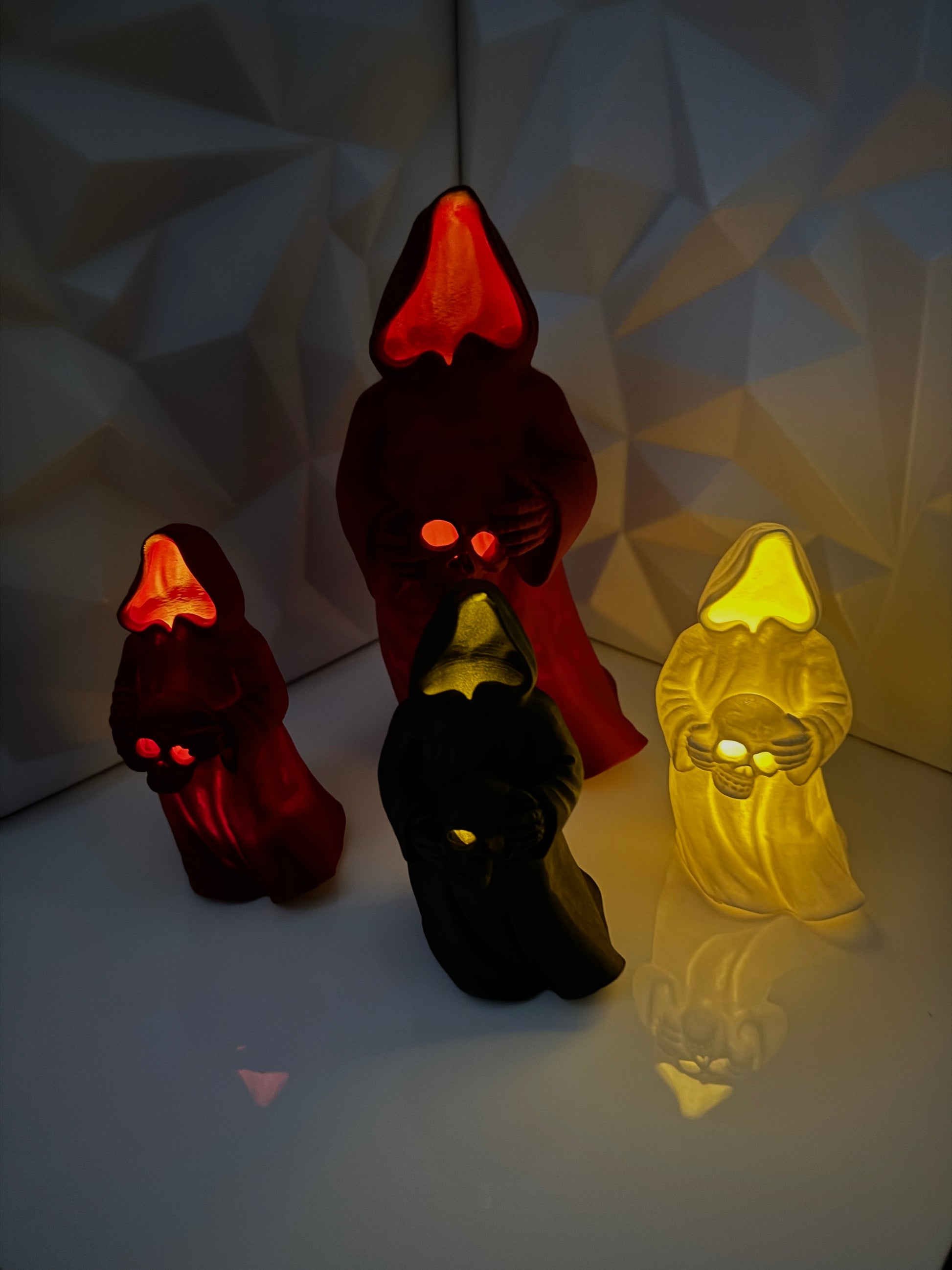 3D-gedruckte Halloween-Geister mit Schädel als Dekofigur, frontal aufgenommen, beleuchtet, beide Groeßen rot weiß und schwarz glitzer