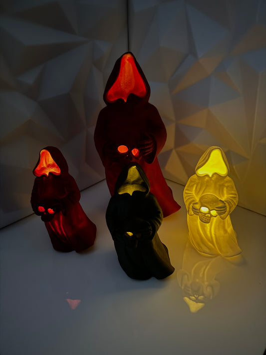 3D-gedruckte Halloween-Geister mit Schädel als Dekofigur, frontal aufgenommen, beleuchtet, beide Groeßen rot weiß und schwarz glitzer