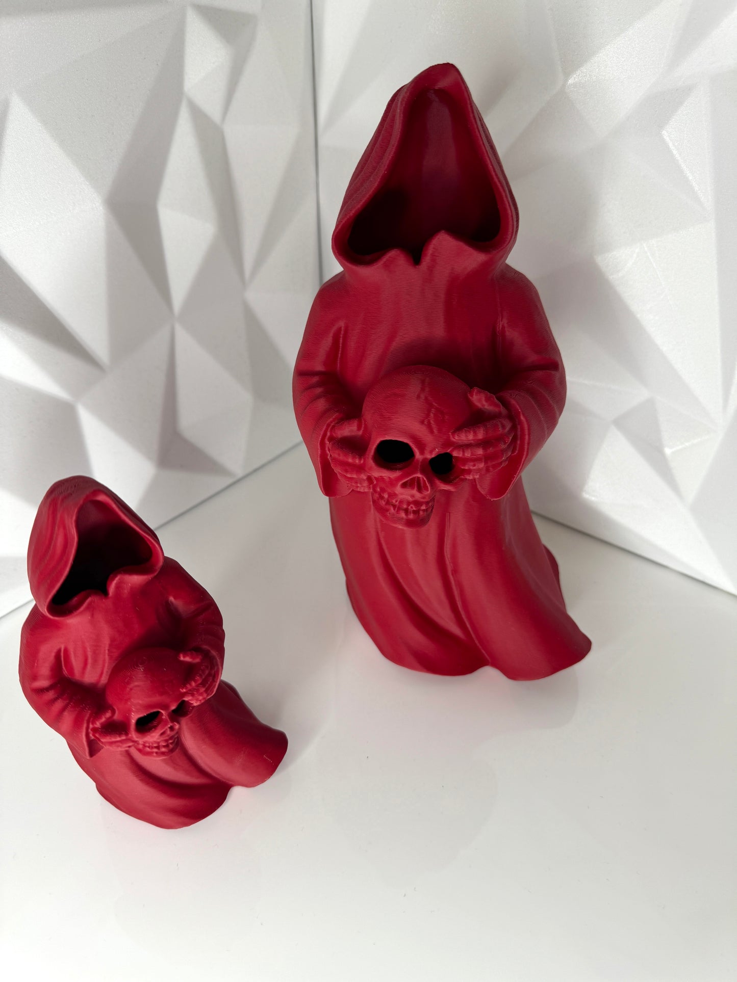 3D-gedruckte Halloween-Geister mit Schädel als Dekofigur, frontal aufgenommen, dunkelrot