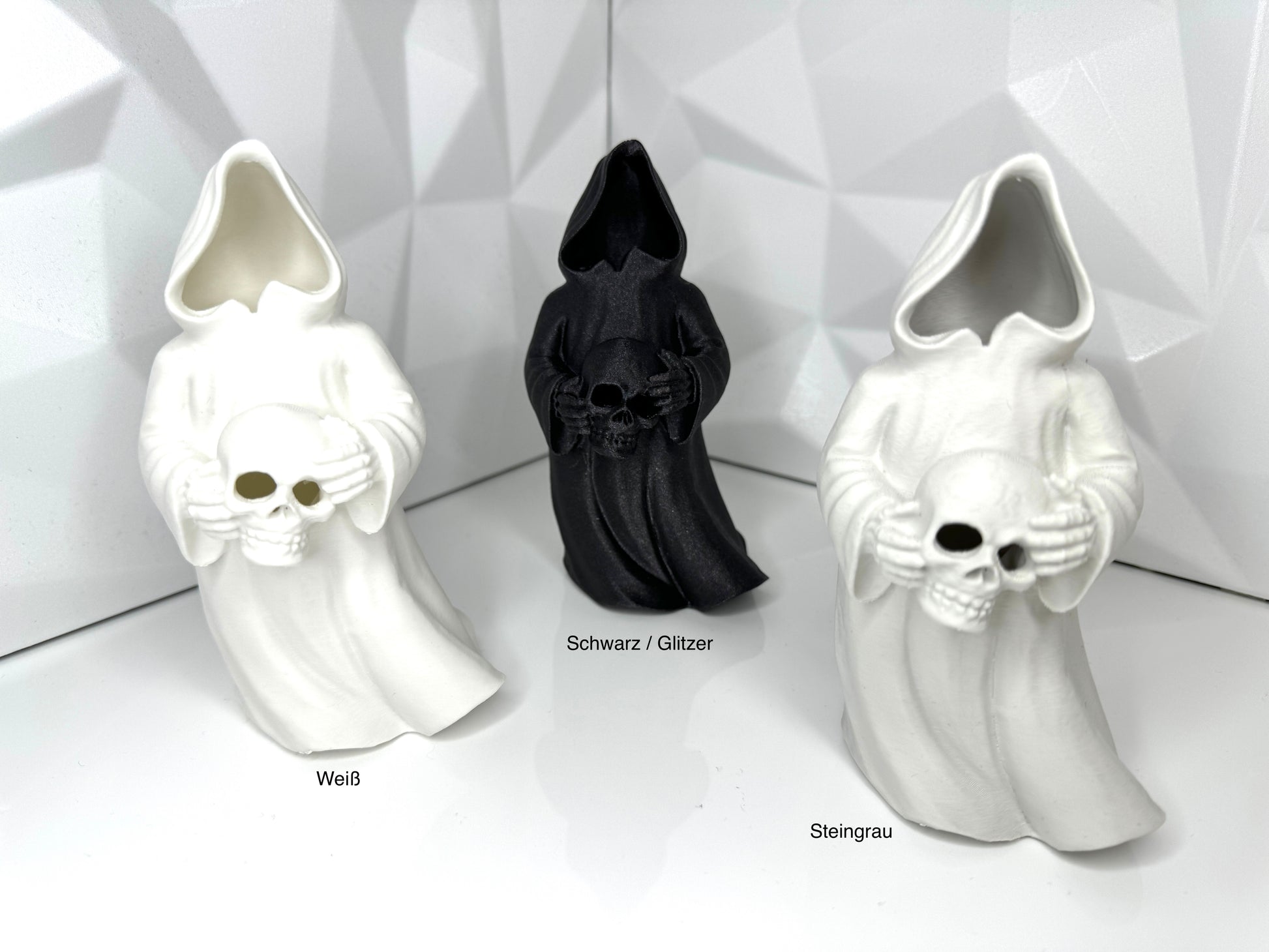 3D-gedruckte Halloween-Geister mit Schädel als Dekofigur, frontal aufgenommen, Groeße S weiß glitzerschwarz