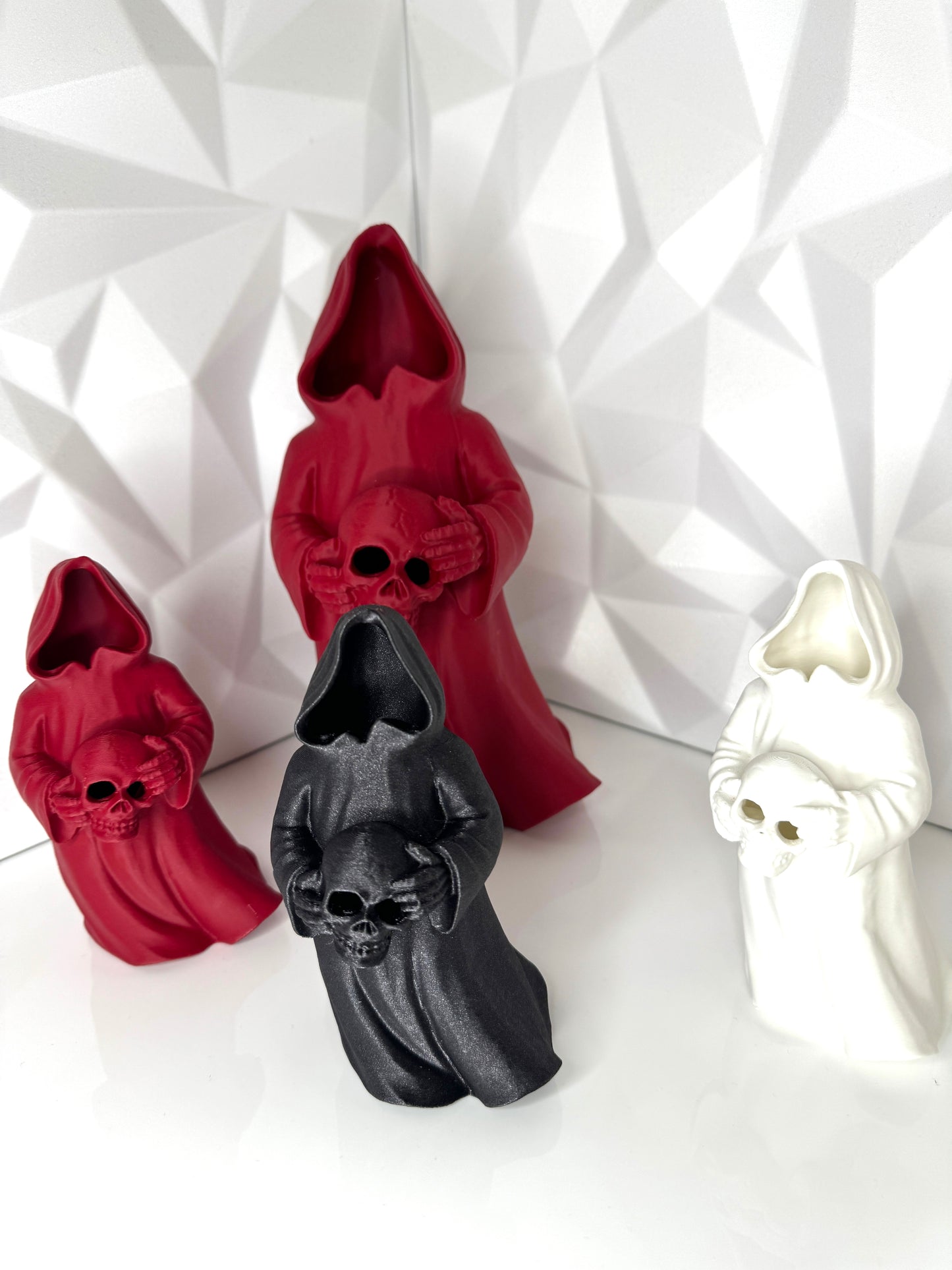 3D-gedruckte Halloween-Geister mit Schädel als Dekofigur, frontal aufgenommen, beide Groeßen weiß rot glitzerschwarz