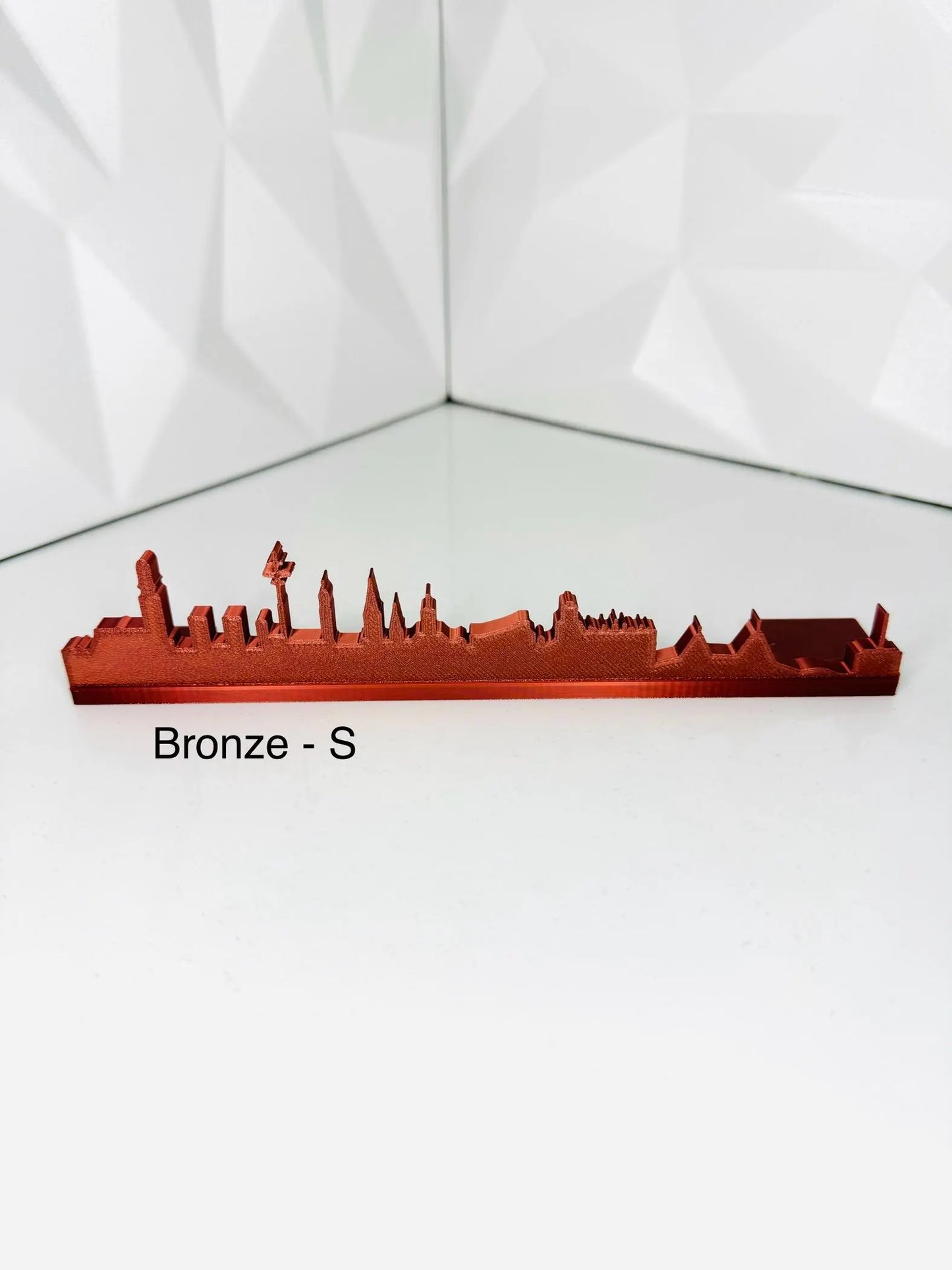 Detailreiche 3D-Silhouette der Hamburg Skyline aus hochwertigem Material Bronze