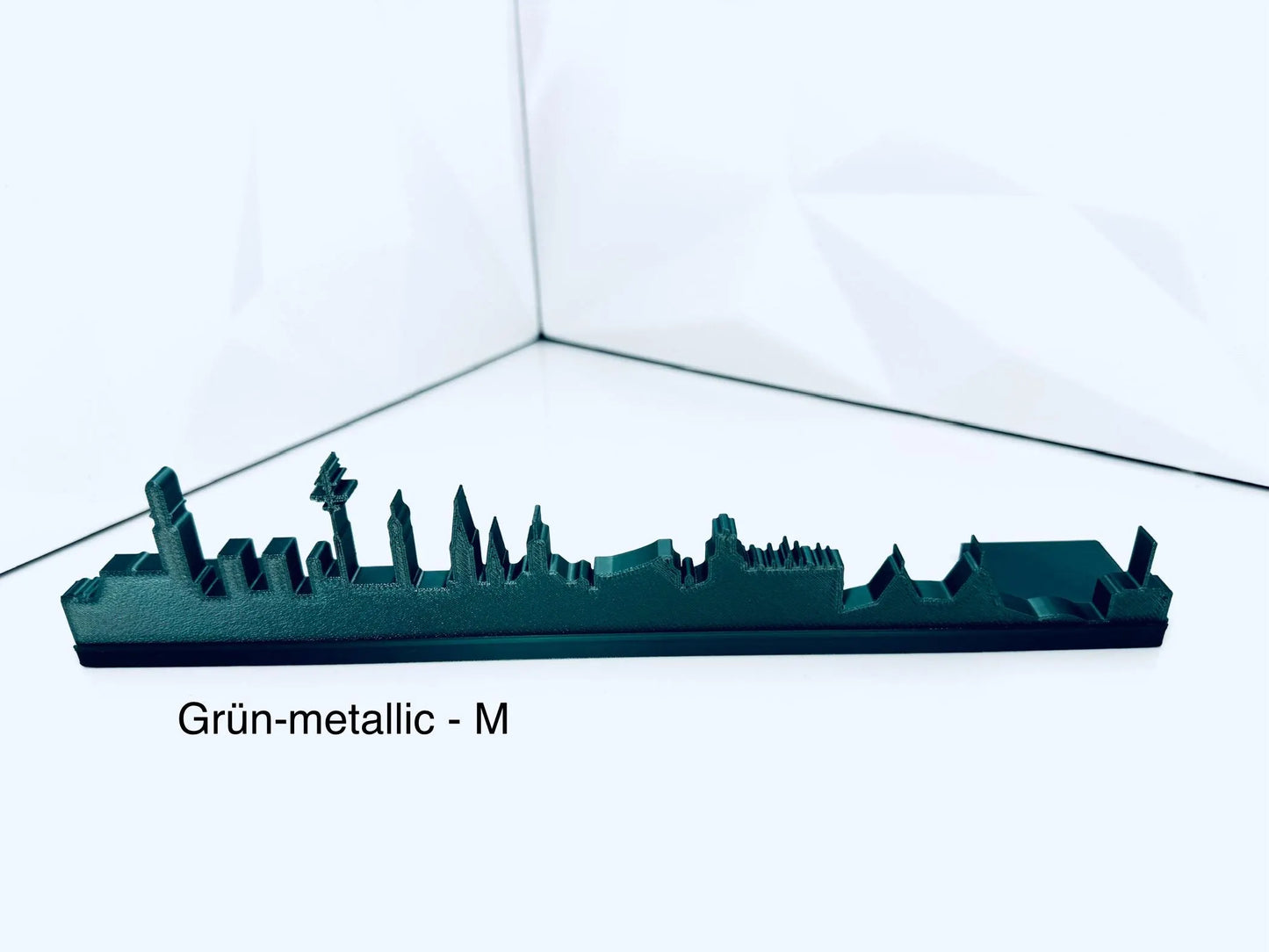 Detailreiche 3D-Silhouette der Hamburg Skyline aus hochwertigem Material Metallic Grün