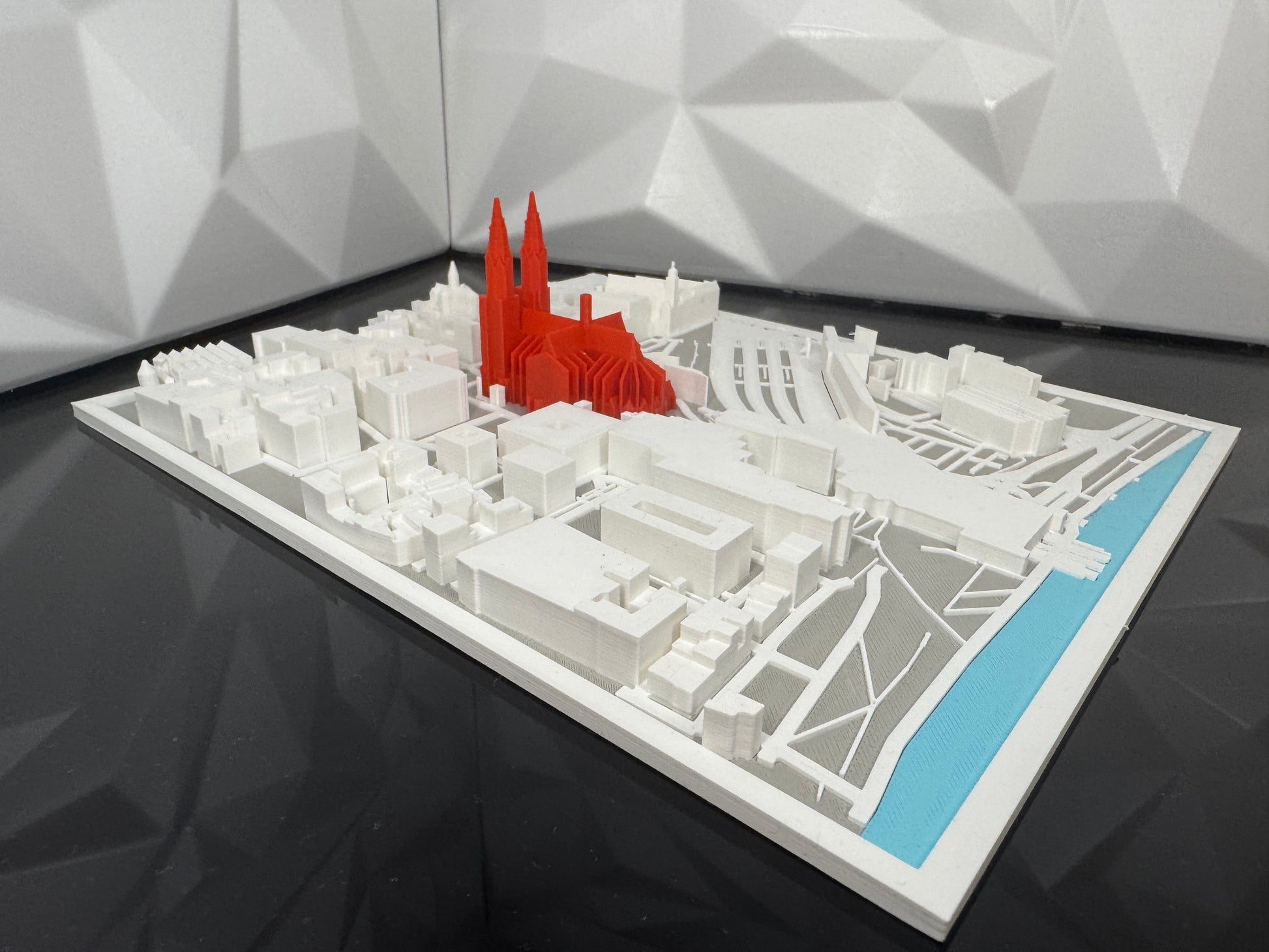 3D-Stadtmodell Köln in Multicolor-Variante mit farbig hervorgehobenem Dom in rot