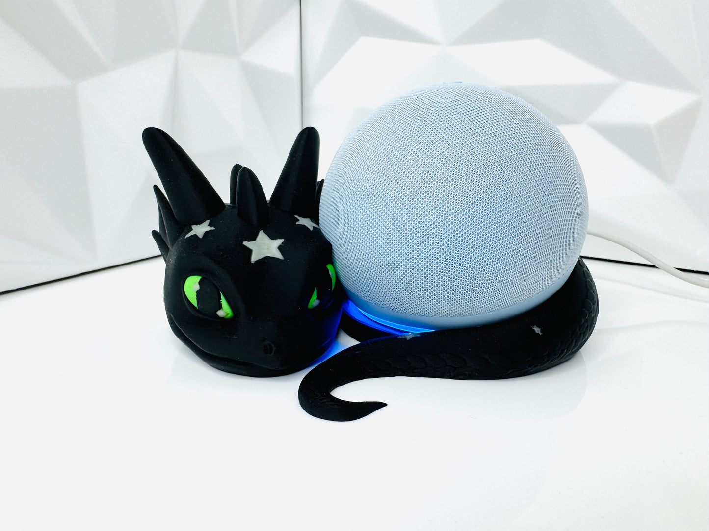 Mini Baby Dragon „Galactic Stars“ als Glow-in-the-Dark 3D-Dekoration – Gesamtansicht Alexa Echo Dot 5. Generation