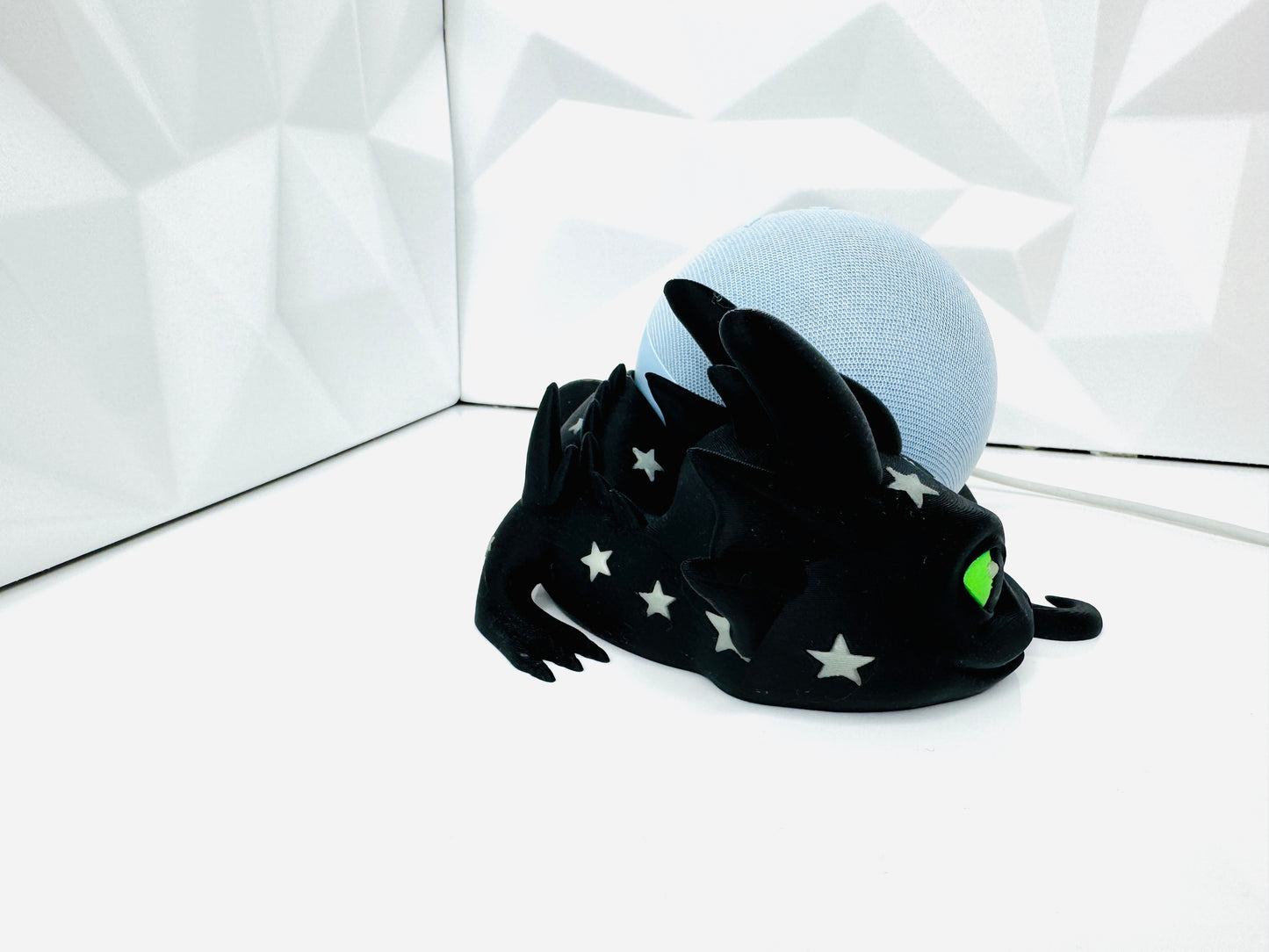 Mini Baby Dragon „Galactic Stars“ als Glow-in-the-Dark 3D-Dekoration – Gesamtansicht Alexa Echo Dot 5. Generation seitlich