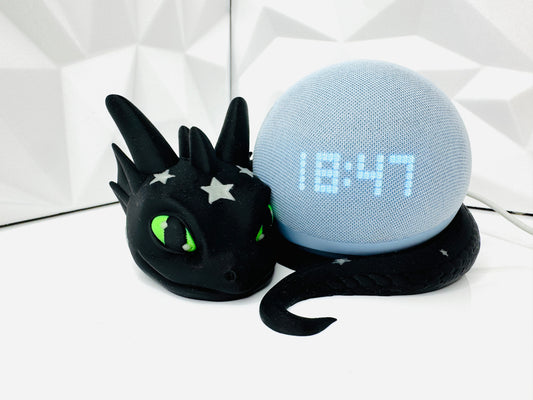 Mini Baby Dragon „Galactic Stars“ als Glow-in-the-Dark 3D-Dekoration – Gesamtansicht Alexa Echo Dot 5. Generation