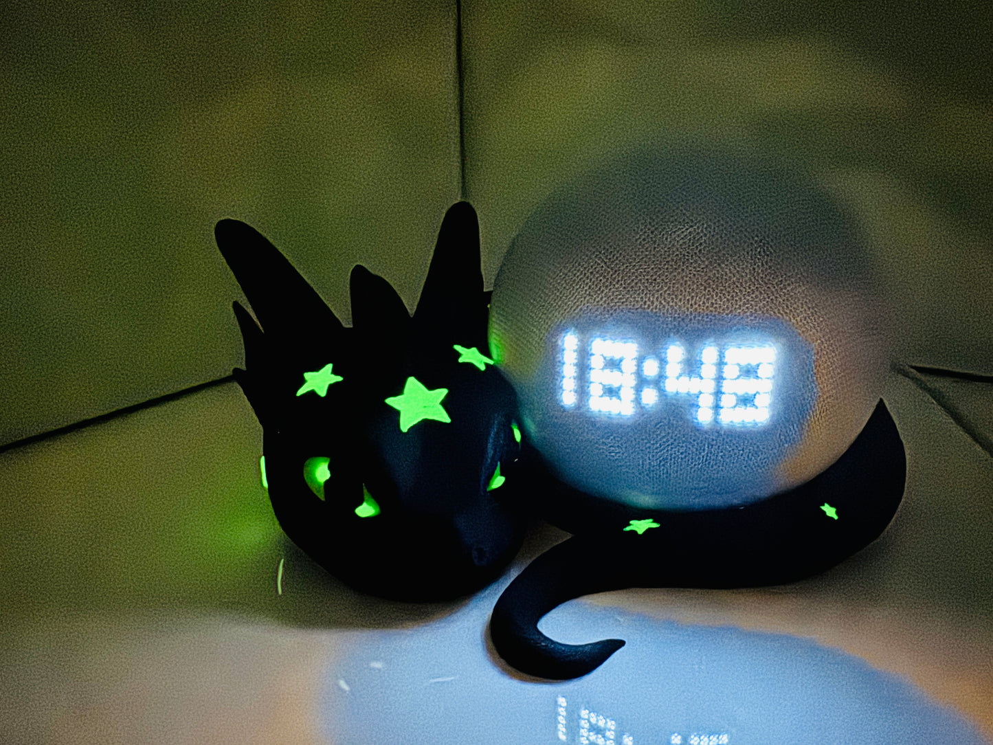 Mini Baby Dragon „Galactic Stars“ als Glow-in-the-Dark 3D-Dekoration – Gesamtansicht Alexa Echo Dot 5. Generation im Dunkeln