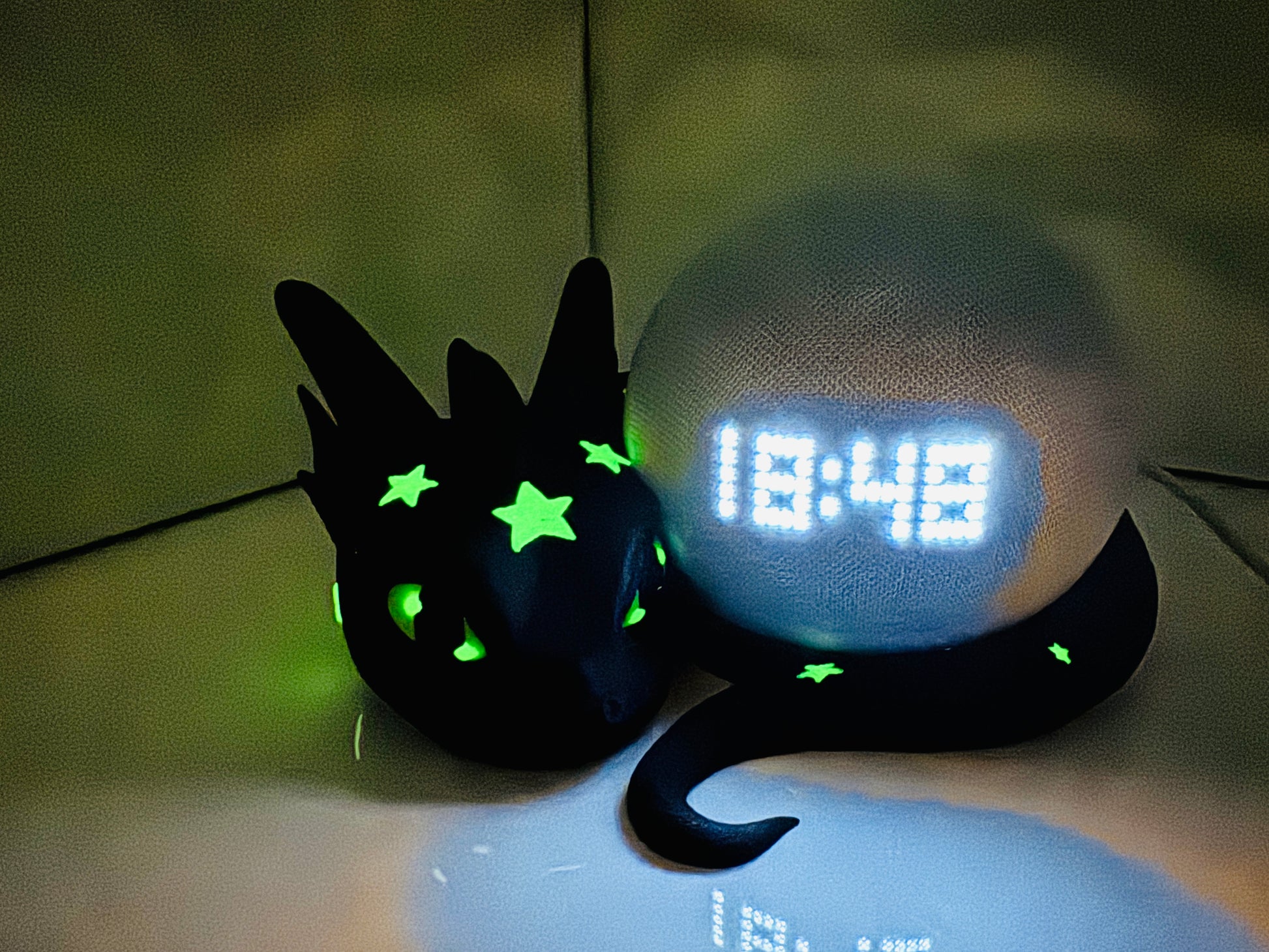 Mini Baby Dragon „Galactic Stars“ als Glow-in-the-Dark 3D-Dekoration – Gesamtansicht Alexa Echo Dot 5. Generation im Dunkeln