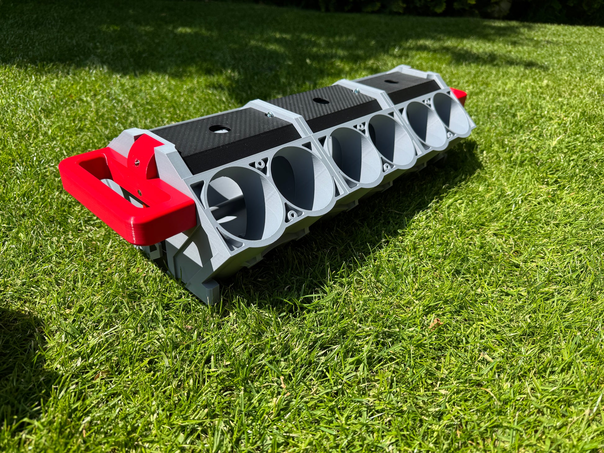 Detailaufnahme des V12 Dosenhalters Außen – sichtbare Motorblock-Optik und hochwertige Oberfläche mit Abdeckung ohne Dosen