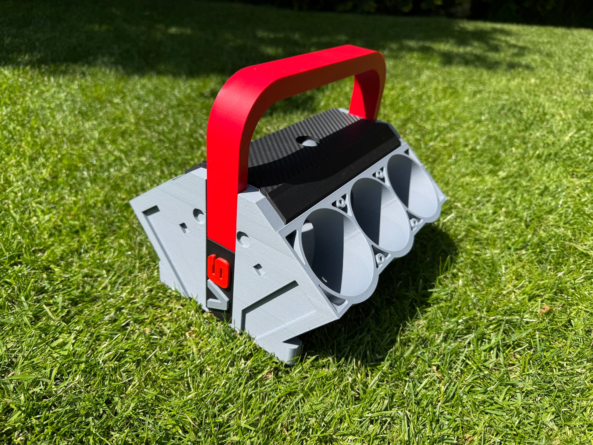 Detailaufnahme des V6 Dosenhalters Außen – sichtbare Motorblock-Optik und hochwertige Oberfläche mit Abdeckung ohne Dosen