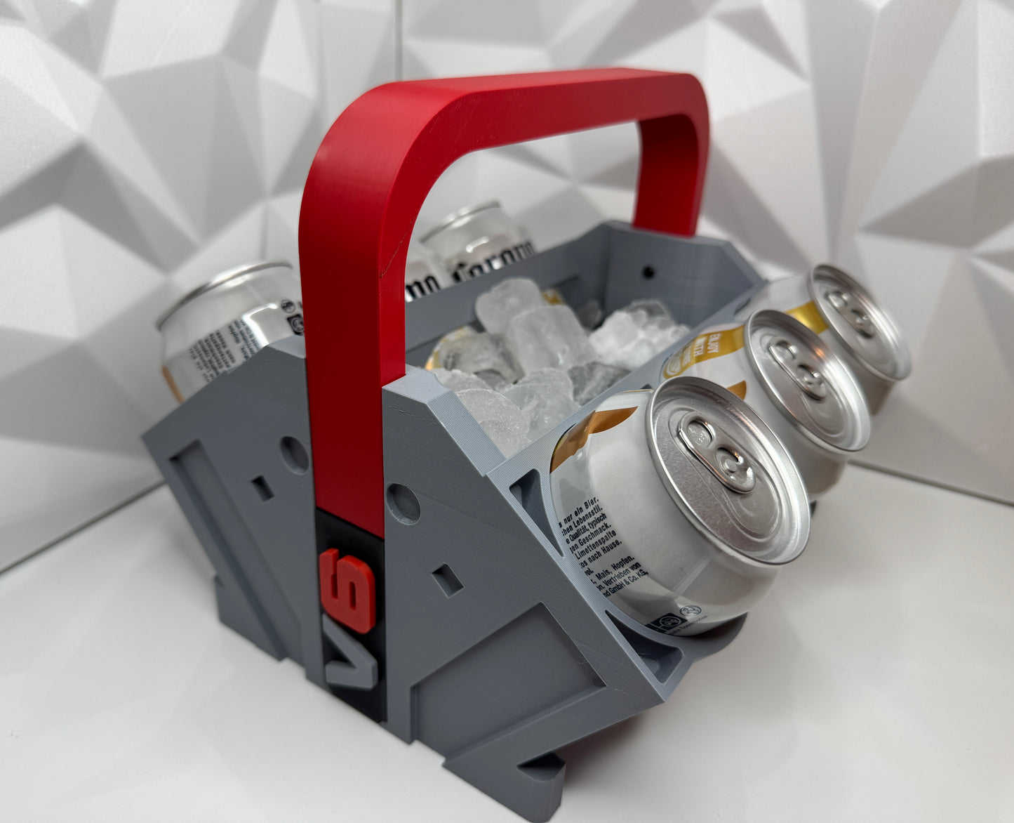 Detailaufnahme des V6 Dosenhalters – sichtbare Motorblock-Optik und hochwertige Oberfläche inklusive Eiswürfel ohne Abdeckung