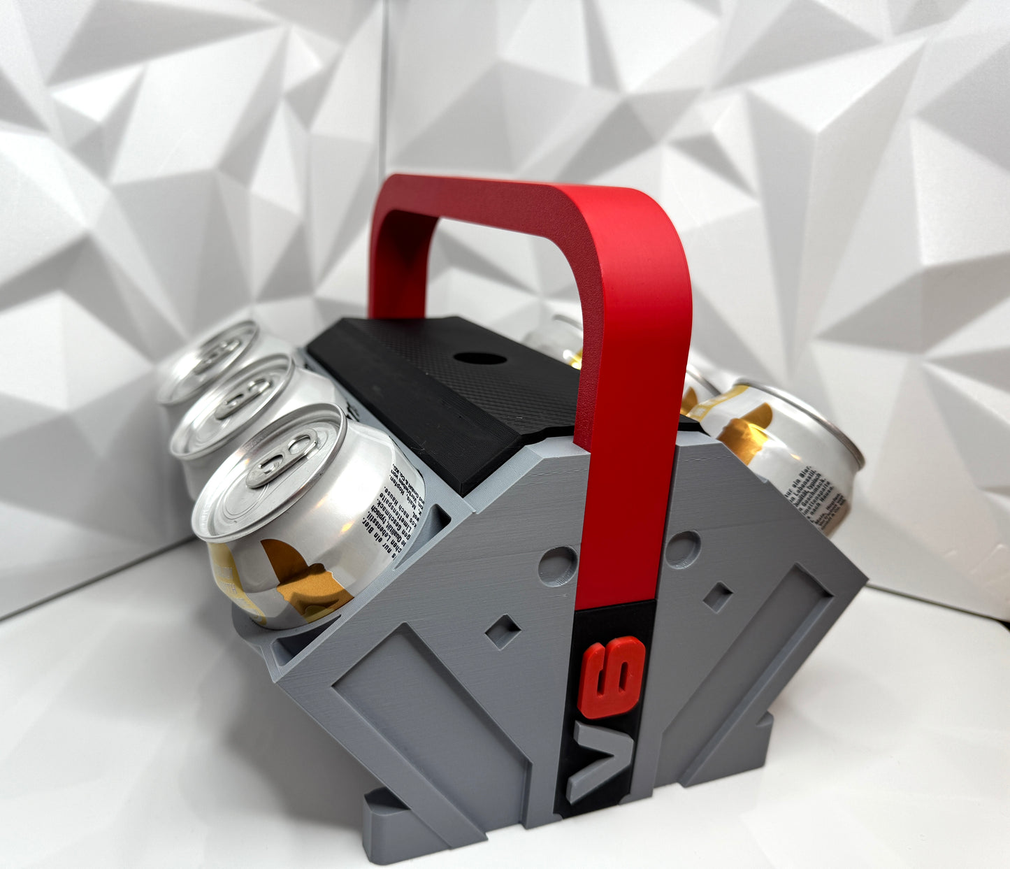 Detailaufnahme des V6 Dosenhalters – sichtbare Motorblock-Optik und hochwertige Oberfläche mit Dosen und Abdeckung