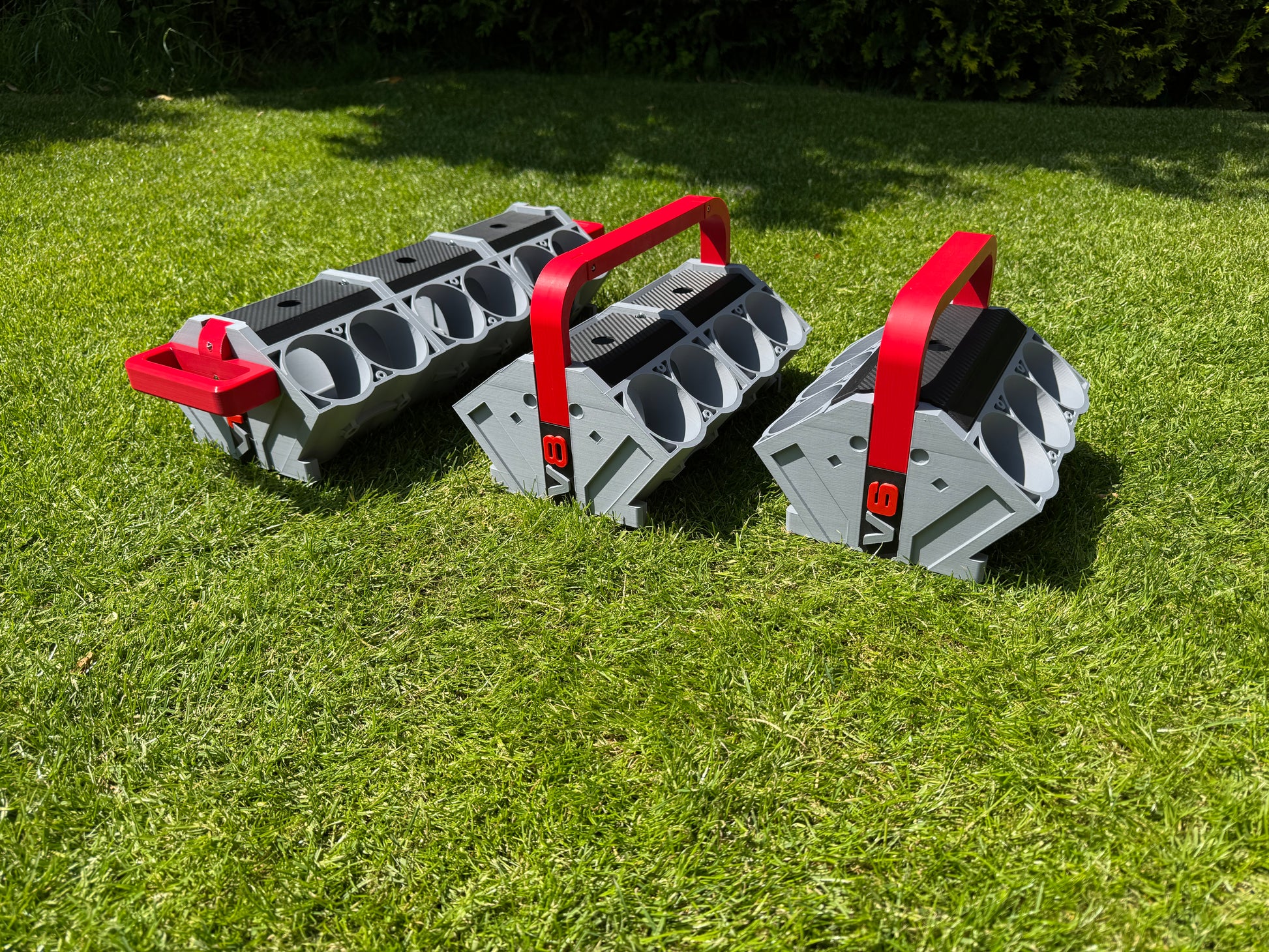 Gesamtansicht der 3D-gedruckten V6 V8 und V12 Motor Dosenhalter – stylisches Geschenk für Auto-Fans