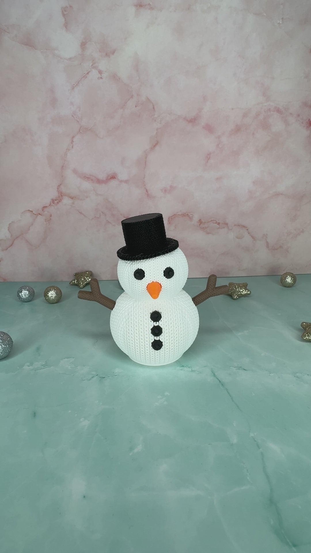 Kleiner Schneemann im gestrickten Design mit eingesetztem LED-Teelicht, stimmungsvolle Beleuchtung