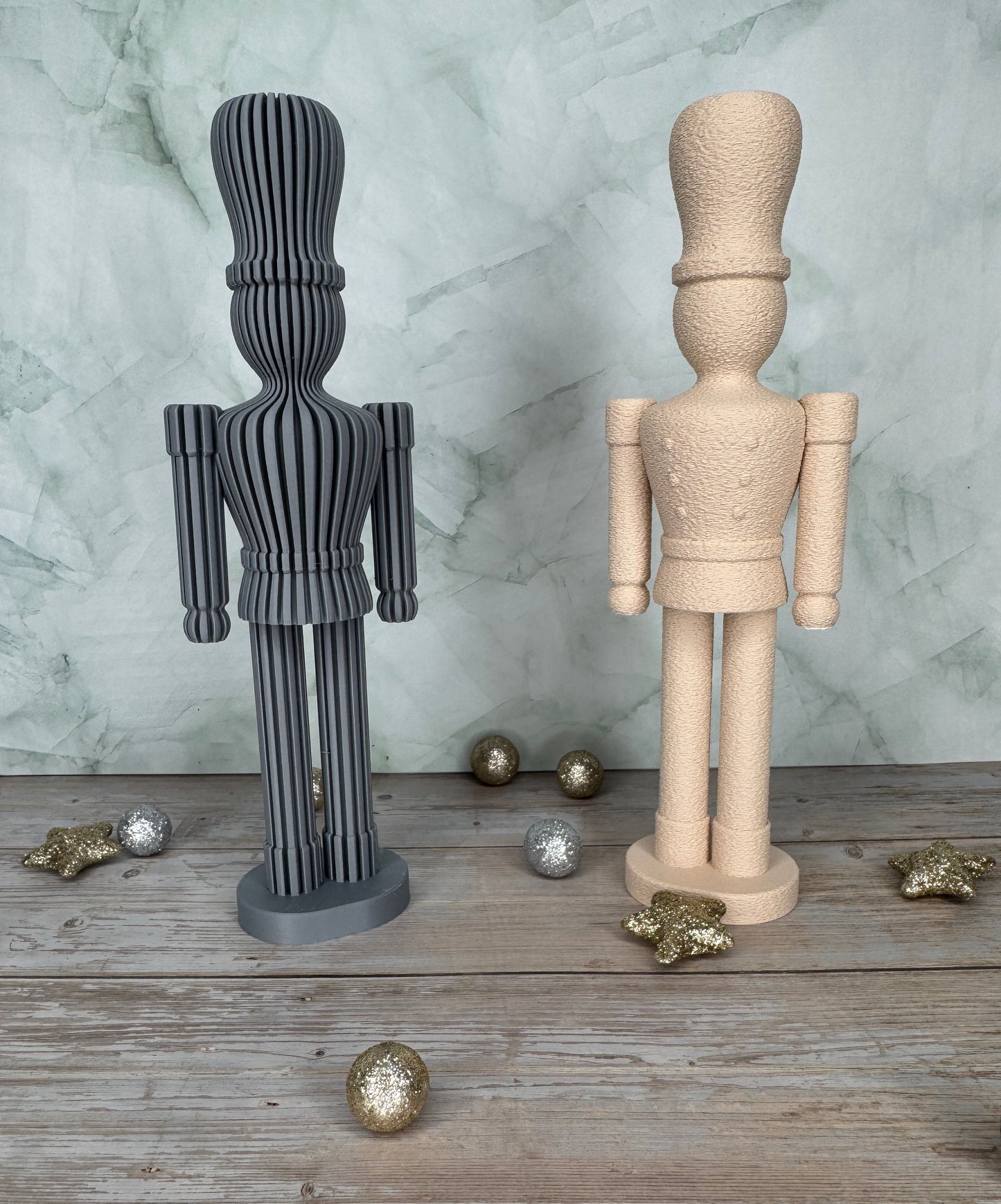 3D-gedruckter Nussknacker im Streifen-/Texturiert-Design in Dunkelgrau und Sand, moderne Weihnachtsdekoration
