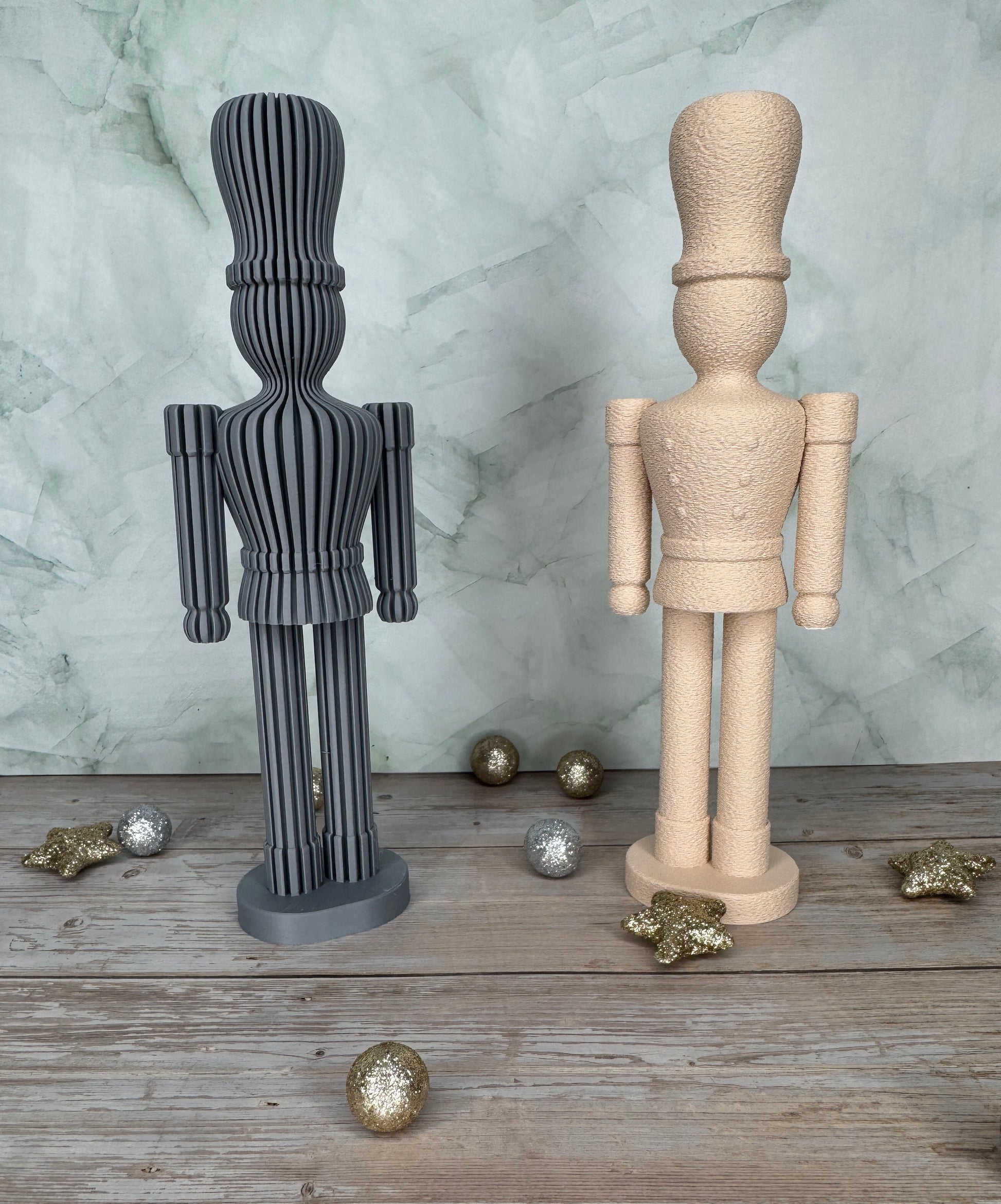 3D-gedruckter Nussknacker im Streifen-/Texturiert-Design in Dunkelgrau und Sand, moderne Weihnachtsdekoration