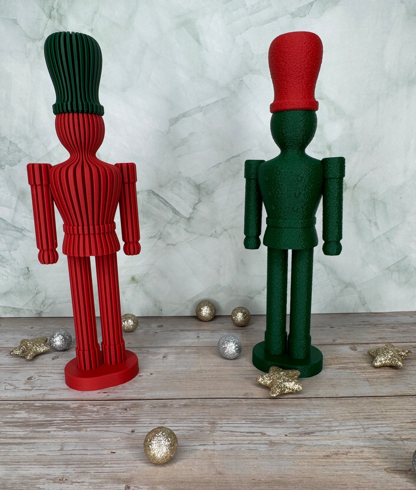 3D-gedruckter Nussknacker im Streifen-/Texturiertem-Design in Dunkelgruen und Rot, moderne Weihnachtsdekoration