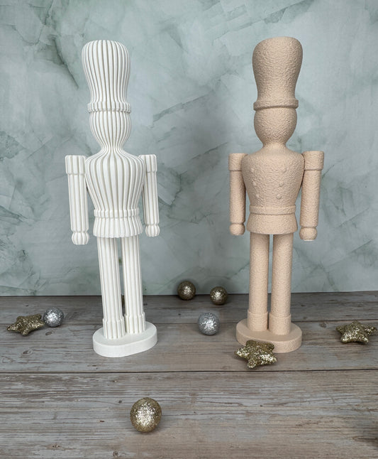 3D-gedruckter Nussknacker im Streifen-/Texturiert-Design in Weiss und Sand, moderne Weihnachtsdekoration