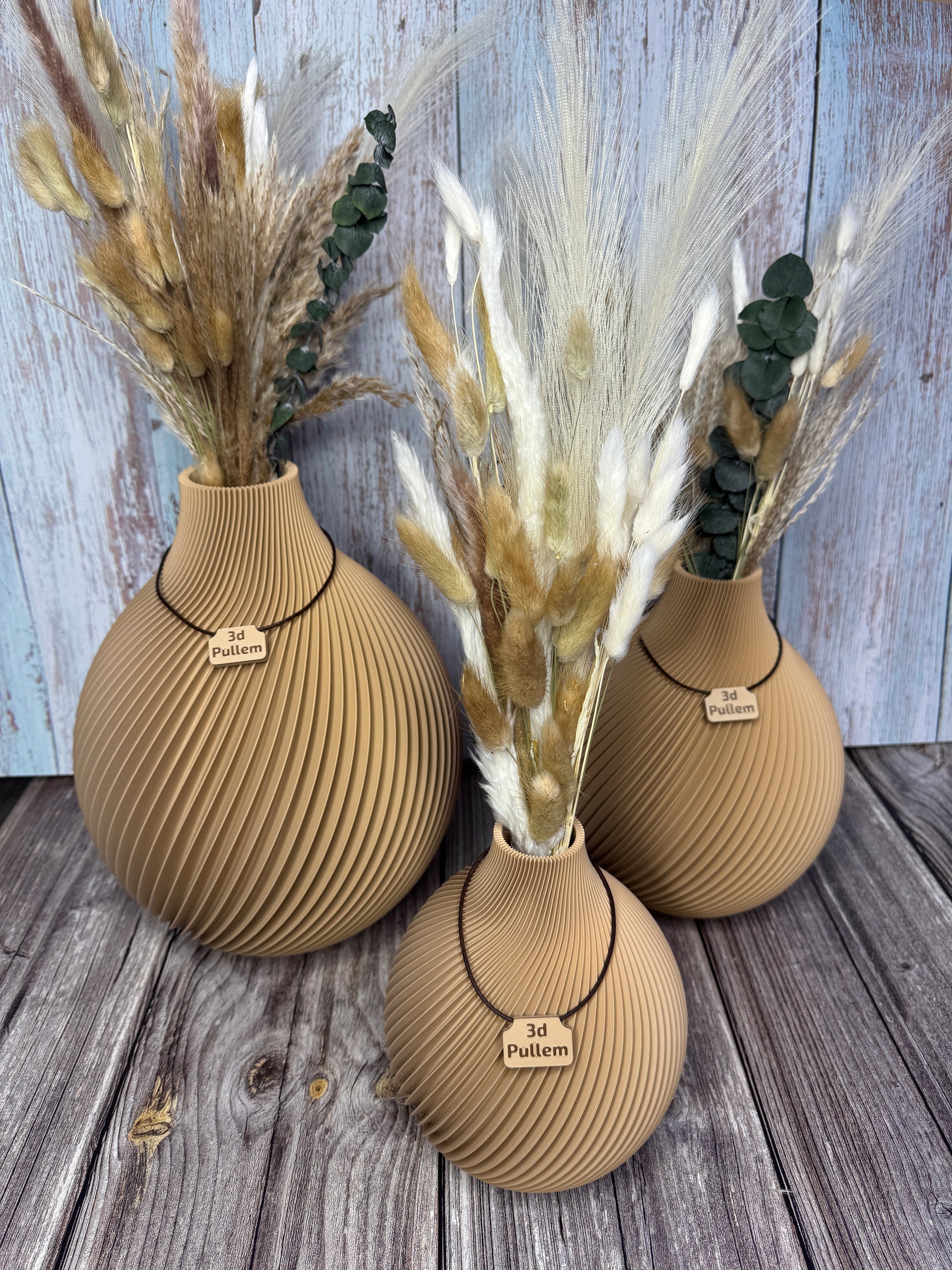 Drei TerraSphere Dekovasen im modernen Design, hergestellt im 3D-Druck, Farbe Cappuccino-Braun