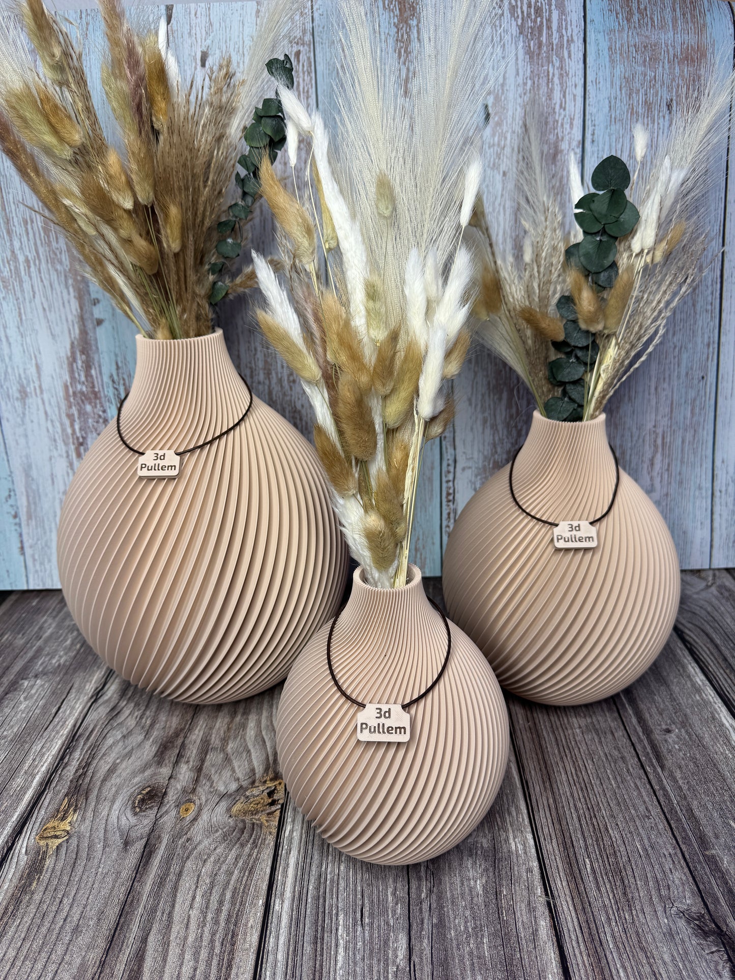 Drei TerraSphere Dekovasen im modernen Design, hergestellt im 3D-Druck, Farbe Sand-Beige