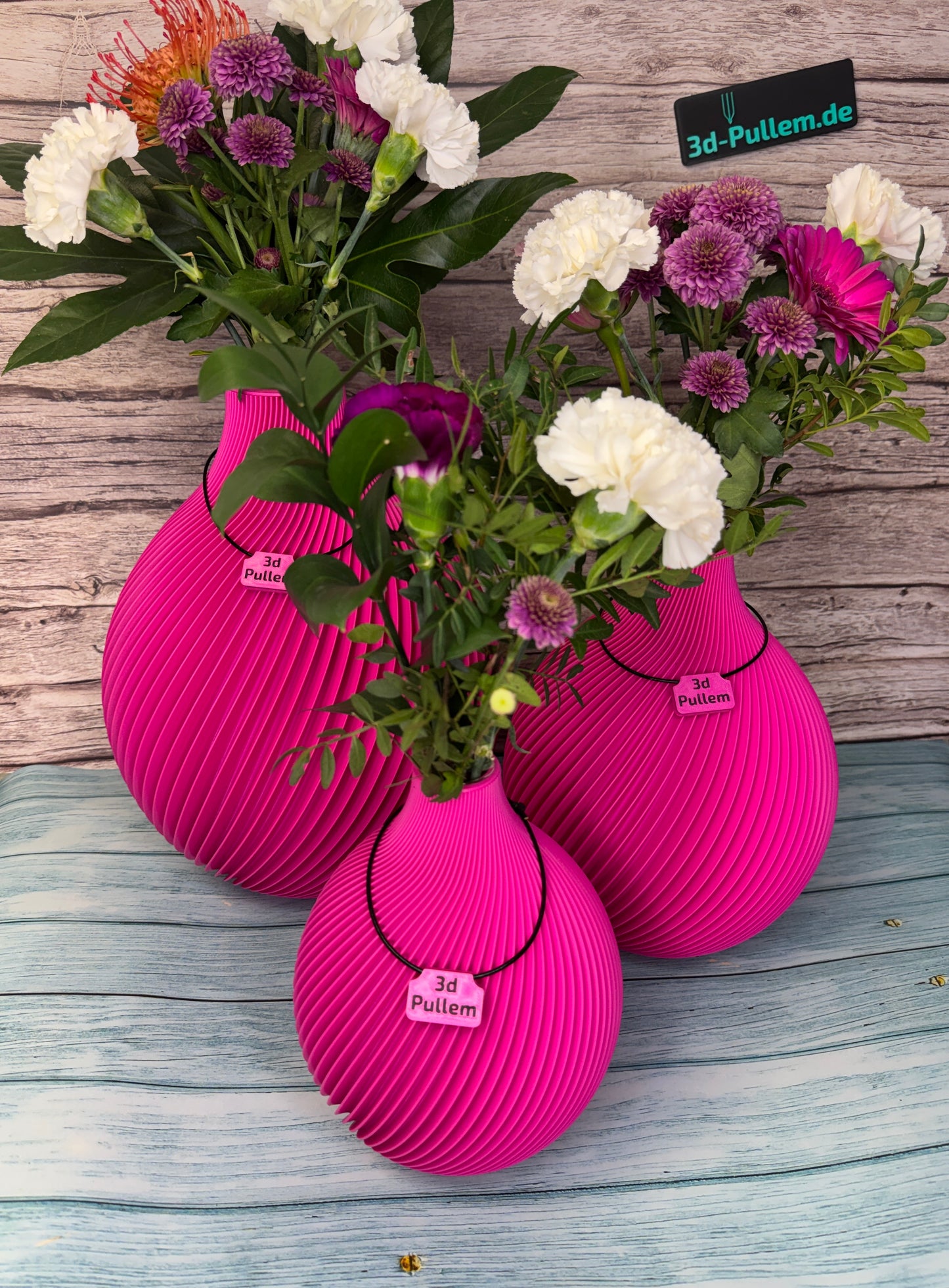 Drei TerraSphere Dekovasen für frische Blumen Dank Glaseinsatz zum Befühlen mit Wasser im modernen Design, hergestellt im 3D-Druck, Farbe pink