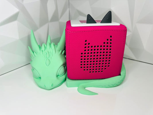 Drachenbaby-Figur, die die Toniebox umschließt – dekorative Kinderzimmerhalterung, hellgrün