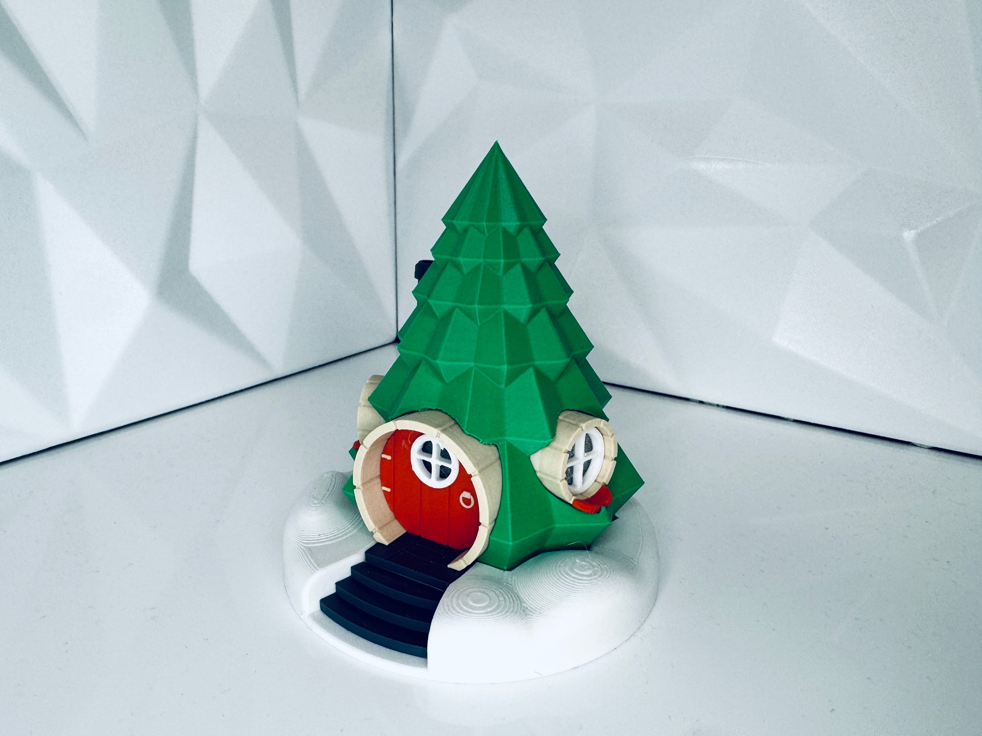 Elfenhaus Weihnachtsbaum Deko im hochwertigen 3D-Druck – leuchtet mit einem LED-Teelicht, seitlich rechts