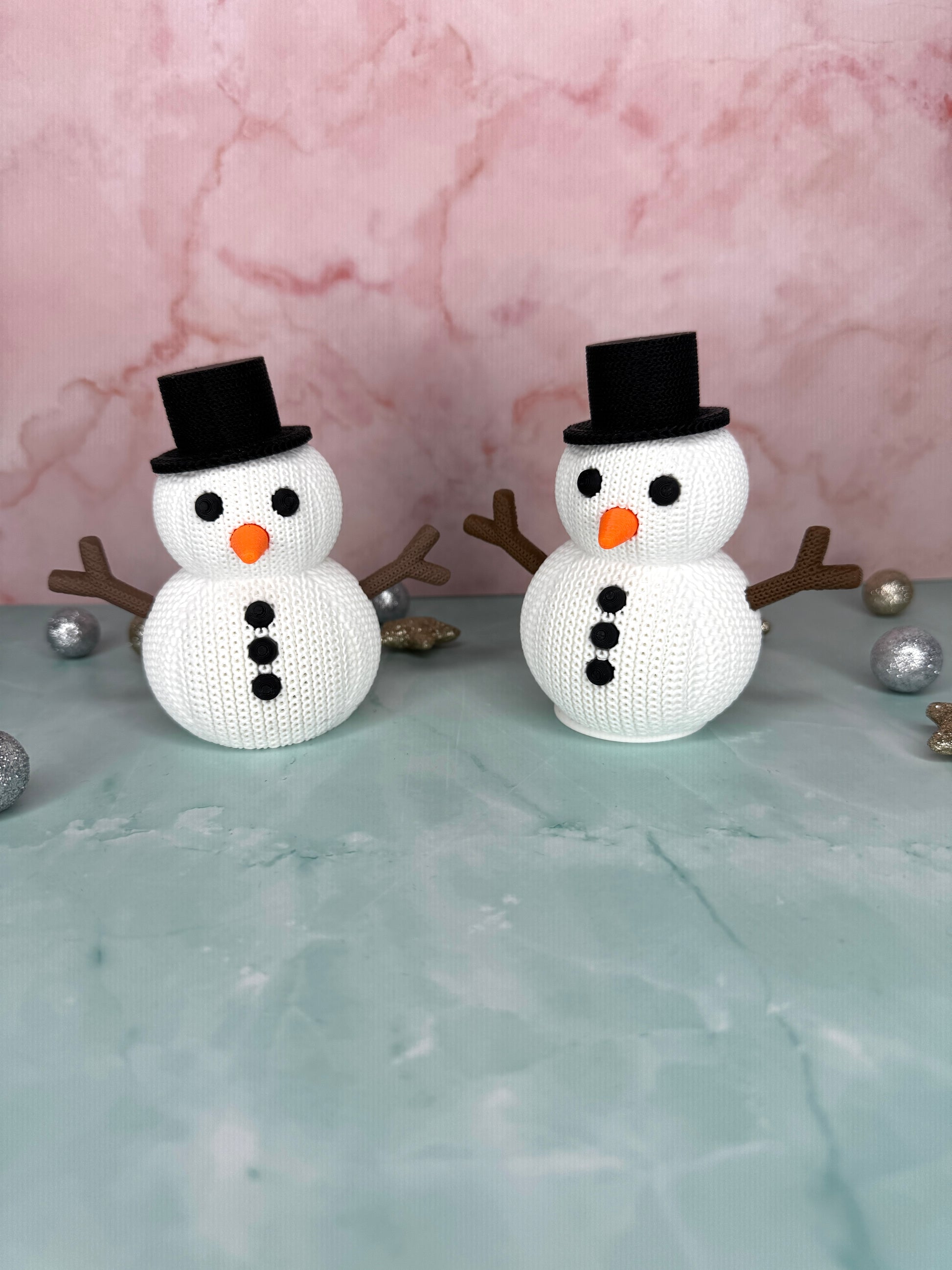 Zwei kleine 3D-gedruckte Schneemänner im gestrickten Look von vorne, Platz für LED-Teelicht im Innenraum