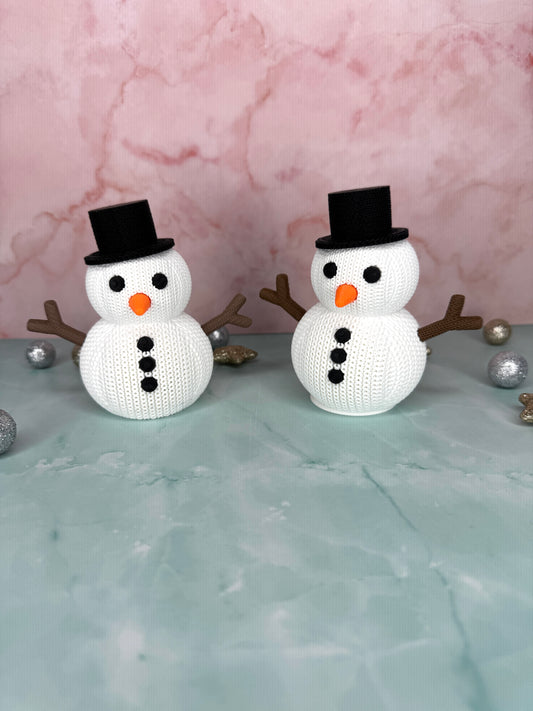 Zwei kleine 3D-gedruckte Schneemänner im gestrickten Look von vorne, Platz für LED-Teelicht im Innenraum